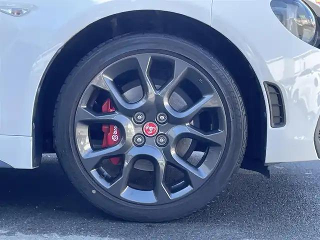 アバルト １２４ スパイダー 群馬県 2018(平30)年 1.9万km 白 純正７インチＳＤナビ　　/フルセグ　/バックカメラ/ＡＢＡＲＴＨ赤レザーシート　/シートヒーター　/前方ドラレコ　/赤キャリパー　/本革ステアリング　/純正フロアマット　/クルーズコントロール　/純正ビルトインＥＴＣ/Bluetooth/純正17インチアルミホイール/フロント・リアフォグランプ/オートLEDヘッドライト