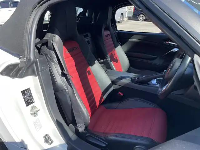 アバルト １２４ スパイダー 群馬県 2018(平30)年 1.9万km 白 純正７インチＳＤナビ　　/フルセグ　/バックカメラ/ＡＢＡＲＴＨ赤レザーシート　/シートヒーター　/前方ドラレコ　/赤キャリパー　/本革ステアリング　/純正フロアマット　/クルーズコントロール　/純正ビルトインＥＴＣ/Bluetooth/純正17インチアルミホイール/フロント・リアフォグランプ/オートLEDヘッドライト