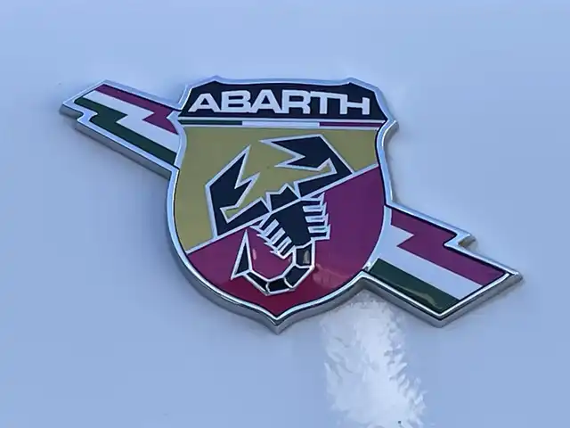 アバルト １２４ スパイダー 群馬県 2018(平30)年 1.9万km 白 純正７インチＳＤナビ　　/フルセグ　/バックカメラ/ＡＢＡＲＴＨ赤レザーシート　/シートヒーター　/前方ドラレコ　/赤キャリパー　/本革ステアリング　/純正フロアマット　/クルーズコントロール　/純正ビルトインＥＴＣ/Bluetooth/純正17インチアルミホイール/フロント・リアフォグランプ/オートLEDヘッドライト