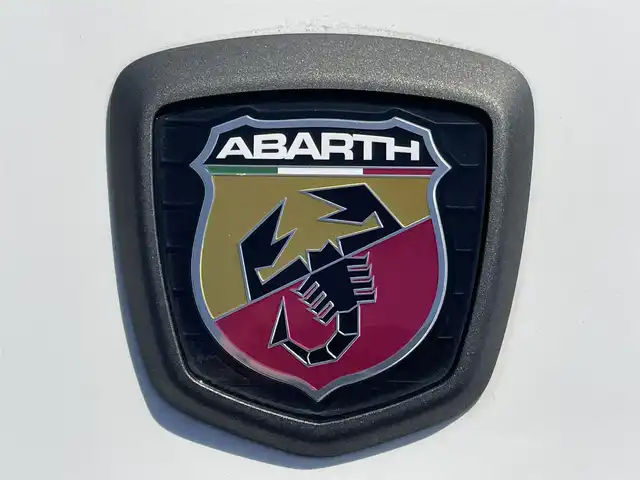 アバルト １２４ スパイダー 群馬県 2018(平30)年 1.9万km 白 純正７インチＳＤナビ　　/フルセグ　/バックカメラ/ＡＢＡＲＴＨ赤レザーシート　/シートヒーター　/前方ドラレコ　/赤キャリパー　/本革ステアリング　/純正フロアマット　/クルーズコントロール　/純正ビルトインＥＴＣ/Bluetooth/純正17インチアルミホイール/フロント・リアフォグランプ/オートLEDヘッドライト