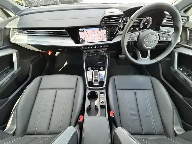 アウディ アウディ Ａ３ SB 30TFSI アドバンスド 東京都 2025(令7)年 0.1万km グレイシアホワイトメタリック ワンオーナー/ナビゲーションパッケージ/・純正MMIナビ/・バーチャルコックピットプラス/コンビニエンス&アシスタンスパッケージ ライト/・シートヒーター（前席）/・アダプティブクルーズコントロール/・リヤビューカメラ/・パークアシスト/・ハイビームアシスト/ラグジュアリーパッケージ/・パーシャルレザー（ブラック）/・マルチカラーアンビエントライティング/純正ビルトインETC/純正ドライブレコーダー（前後）/取扱説明書/保証書/スペアキー1本