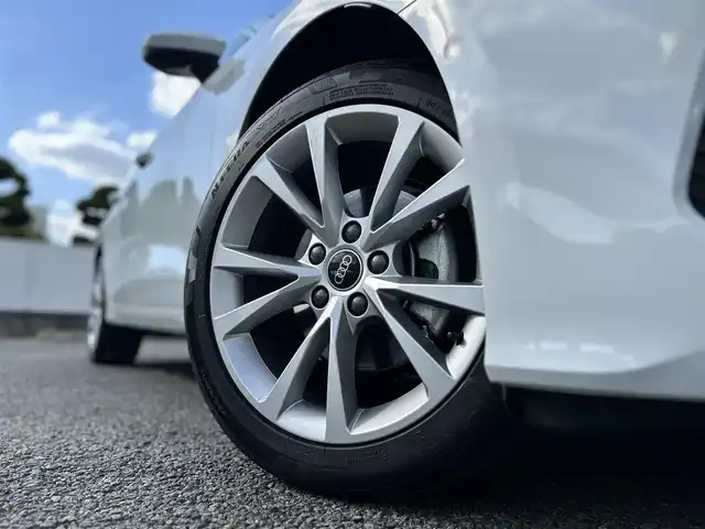 アウディ アウディ Ａ３ SB 30TFSI アドバンスド 東京都 2025(令7)年 0.1万km グレイシアホワイトメタリック ワンオーナー/ナビゲーションパッケージ/・純正MMIナビ/・バーチャルコックピットプラス/コンビニエンス&アシスタンスパッケージ ライト/・シートヒーター（前席）/・アダプティブクルーズコントロール/・リヤビューカメラ/・パークアシスト/・ハイビームアシスト/ラグジュアリーパッケージ/・パーシャルレザー（ブラック）/・マルチカラーアンビエントライティング/純正ビルトインETC/純正ドライブレコーダー（前後）/取扱説明書/保証書/スペアキー1本