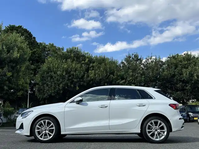 アウディ アウディ Ａ３ SB 30TFSI アドバンスド 東京都 2025(令7)年 0.1万km グレイシアホワイトメタリック ワンオーナー/ナビゲーションパッケージ/・純正MMIナビ/・バーチャルコックピットプラス/コンビニエンス&アシスタンスパッケージ ライト/・シートヒーター（前席）/・アダプティブクルーズコントロール/・リヤビューカメラ/・パークアシスト/・ハイビームアシスト/ラグジュアリーパッケージ/・パーシャルレザー（ブラック）/・マルチカラーアンビエントライティング/純正ビルトインETC/純正ドライブレコーダー（前後）/取扱説明書/保証書/スペアキー1本