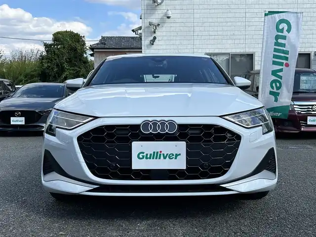 アウディ アウディ Ａ３ SB 30TFSI アドバンスド 東京都 2025(令7)年 0.1万km グレイシアホワイトメタリック ワンオーナー/ナビゲーションパッケージ/・純正MMIナビ/・バーチャルコックピットプラス/コンビニエンス&アシスタンスパッケージ ライト/・シートヒーター（前席）/・アダプティブクルーズコントロール/・リヤビューカメラ/・パークアシスト/・ハイビームアシスト/ラグジュアリーパッケージ/・パーシャルレザー（ブラック）/・マルチカラーアンビエントライティング/純正ビルトインETC/純正ドライブレコーダー（前後）/取扱説明書/保証書/スペアキー1本