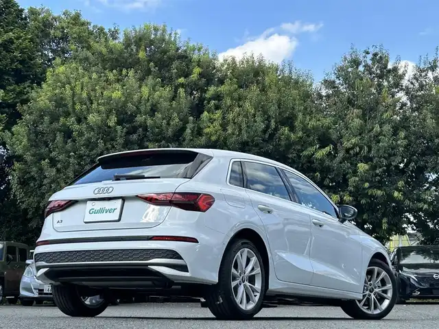 アウディ アウディ Ａ３ SB 30TFSI アドバンスド 東京都 2025(令7)年 0.1万km グレイシアホワイトメタリック ワンオーナー/ナビゲーションパッケージ/・純正MMIナビ/・バーチャルコックピットプラス/コンビニエンス&アシスタンスパッケージ ライト/・シートヒーター（前席）/・アダプティブクルーズコントロール/・リヤビューカメラ/・パークアシスト/・ハイビームアシスト/ラグジュアリーパッケージ/・パーシャルレザー（ブラック）/・マルチカラーアンビエントライティング/純正ビルトインETC/純正ドライブレコーダー（前後）/取扱説明書/保証書/スペアキー1本