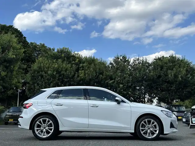 アウディ アウディ Ａ３ SB 30TFSI アドバンスド 東京都 2025(令7)年 0.1万km グレイシアホワイトメタリック ワンオーナー/ナビゲーションパッケージ/・純正MMIナビ/・バーチャルコックピットプラス/コンビニエンス&アシスタンスパッケージ ライト/・シートヒーター（前席）/・アダプティブクルーズコントロール/・リヤビューカメラ/・パークアシスト/・ハイビームアシスト/ラグジュアリーパッケージ/・パーシャルレザー（ブラック）/・マルチカラーアンビエントライティング/純正ビルトインETC/純正ドライブレコーダー（前後）/取扱説明書/保証書/スペアキー1本