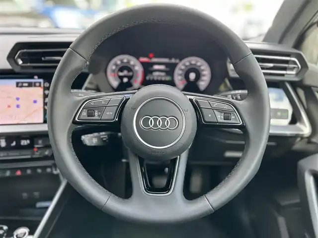 アウディ アウディ Ａ３ SB 30TFSI アドバンスド 東京都 2025(令7)年 0.1万km グレイシアホワイトメタリック ワンオーナー/ナビゲーションパッケージ/・純正MMIナビ/・バーチャルコックピットプラス/コンビニエンス&アシスタンスパッケージ ライト/・シートヒーター（前席）/・アダプティブクルーズコントロール/・リヤビューカメラ/・パークアシスト/・ハイビームアシスト/ラグジュアリーパッケージ/・パーシャルレザー（ブラック）/・マルチカラーアンビエントライティング/純正ビルトインETC/純正ドライブレコーダー（前後）/取扱説明書/保証書/スペアキー1本
