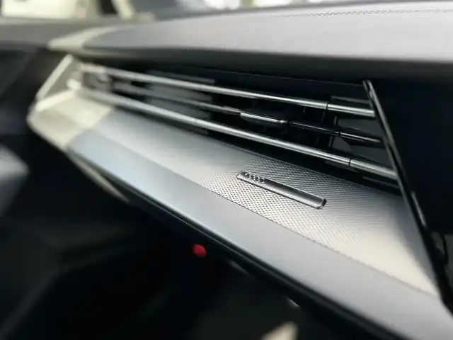 アウディ アウディ Ａ３ SB 30TFSI アドバンスド 東京都 2025(令7)年 0.1万km グレイシアホワイトメタリック ワンオーナー/ナビゲーションパッケージ/・純正MMIナビ/・バーチャルコックピットプラス/コンビニエンス&アシスタンスパッケージ ライト/・シートヒーター（前席）/・アダプティブクルーズコントロール/・リヤビューカメラ/・パークアシスト/・ハイビームアシスト/ラグジュアリーパッケージ/・パーシャルレザー（ブラック）/・マルチカラーアンビエントライティング/純正ビルトインETC/純正ドライブレコーダー（前後）/取扱説明書/保証書/スペアキー1本