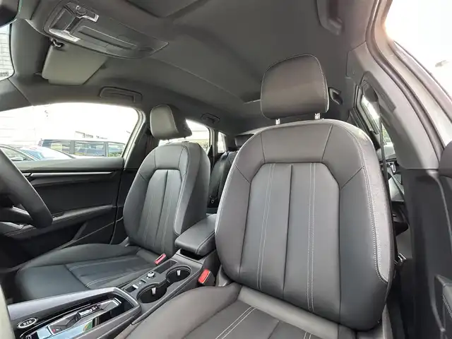 アウディ アウディ Ａ３ SB 30TFSI アドバンスド 東京都 2025(令7)年 0.1万km グレイシアホワイトメタリック ワンオーナー/ナビゲーションパッケージ/・純正MMIナビ/・バーチャルコックピットプラス/コンビニエンス&アシスタンスパッケージ ライト/・シートヒーター（前席）/・アダプティブクルーズコントロール/・リヤビューカメラ/・パークアシスト/・ハイビームアシスト/ラグジュアリーパッケージ/・パーシャルレザー（ブラック）/・マルチカラーアンビエントライティング/純正ビルトインETC/純正ドライブレコーダー（前後）/取扱説明書/保証書/スペアキー1本