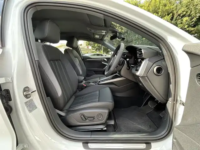アウディ アウディ Ａ３ SB 30TFSI アドバンスド 東京都 2025(令7)年 0.1万km グレイシアホワイトメタリック ワンオーナー/ナビゲーションパッケージ/・純正MMIナビ/・バーチャルコックピットプラス/コンビニエンス&アシスタンスパッケージ ライト/・シートヒーター（前席）/・アダプティブクルーズコントロール/・リヤビューカメラ/・パークアシスト/・ハイビームアシスト/ラグジュアリーパッケージ/・パーシャルレザー（ブラック）/・マルチカラーアンビエントライティング/純正ビルトインETC/純正ドライブレコーダー（前後）/取扱説明書/保証書/スペアキー1本