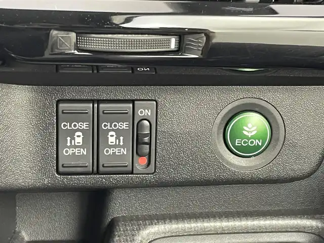 ホンダ ステップワゴン スパーダ ホンダセンシング 神奈川県 2017(平29)年 7.6万km プレミアムスパークルブラックパール 純正ナビ　フリップダウンモニター　バックカメラ　ビルトインＥＴＣ　アダクティブクルーズコントロール　両側パワースライドドア　純正アルミホイール　オートライト　ＬＥＤヘッドライト　地デジフルセグ