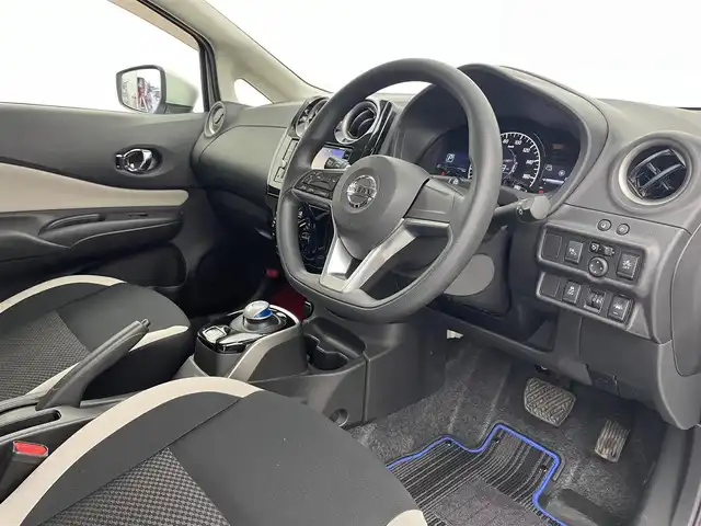 日産 ノート e－パワー X 富山県 2019(平31)年 0.9万km ブリリアントシルバー 純正ナビ（AM/FM/DVD/BT/フルセグ）/全方位カメラ/ドライブレコーダー/ETC/衝突被害軽減システム/レーンキープアシスト/コーナーセンサー/横滑り防止装置/アイドリングストップ/純正アルミホイール/純正フロアマット/オートハロゲンライト/ステアリングスイッチ/スマートキー