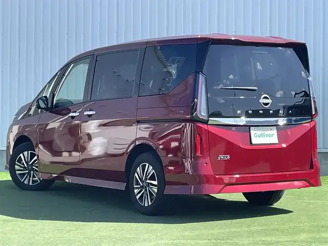 日産 セレナ ハイウェイスター V 香川県 2023(令5)年 1.7万km 赤 登録時走行距離：16792km/純正9型ナビゲーション/【AM/FM/TV/HDMI】/アラウンドビューモニター/衝突被害軽減ブレーキ/LDW（車線逸脱警報）/踏み間違い衝突防止アシスト/ふらつき警報/横滑り防止装置/プロパイロット（ACC）/クリアランスソナー（前後）/ビルトインETC2.0/LEDオートライト/フォグランプ/純正16インチアルミホイール/オートホールド付きブレーキ/後席サンシェード/パーソナルテーブル（2列目・3列目）/スペアキー/スマートキー/プッシュスタート