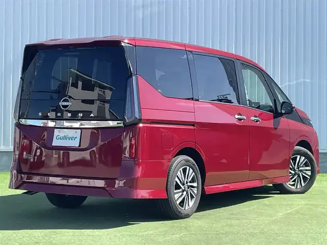 日産 セレナ ハイウェイスター V 香川県 2023(令5)年 1.7万km 赤 登録時走行距離：16792km/純正9型ナビゲーション/【AM/FM/TV/HDMI】/アラウンドビューモニター/衝突被害軽減ブレーキ/LDW（車線逸脱警報）/踏み間違い衝突防止アシスト/ふらつき警報/横滑り防止装置/プロパイロット（ACC）/クリアランスソナー（前後）/ビルトインETC2.0/LEDオートライト/フォグランプ/純正16インチアルミホイール/オートホールド付きブレーキ/後席サンシェード/パーソナルテーブル（2列目・3列目）/スペアキー/スマートキー/プッシュスタート