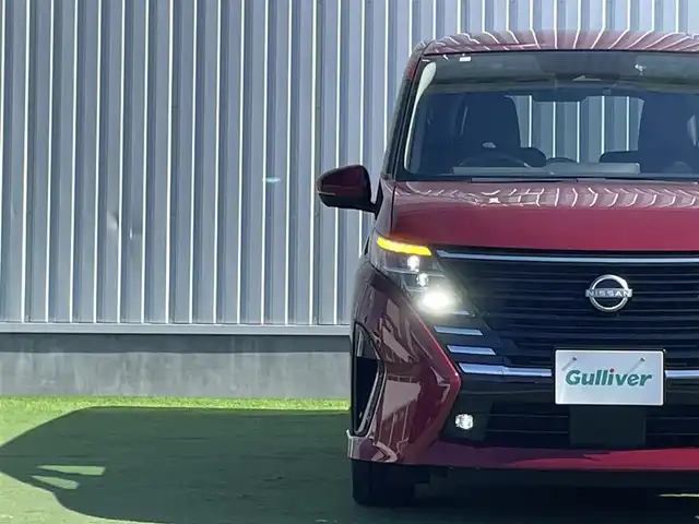 日産 セレナ ハイウェイスター V 香川県 2023(令5)年 1.7万km 赤 登録時走行距離：16792km/純正9型ナビゲーション/【AM/FM/TV/HDMI】/アラウンドビューモニター/衝突被害軽減ブレーキ/LDW（車線逸脱警報）/踏み間違い衝突防止アシスト/ふらつき警報/横滑り防止装置/プロパイロット（ACC）/クリアランスソナー（前後）/ビルトインETC2.0/LEDオートライト/フォグランプ/純正16インチアルミホイール/オートホールド付きブレーキ/後席サンシェード/パーソナルテーブル（2列目・3列目）/スペアキー/スマートキー/プッシュスタート