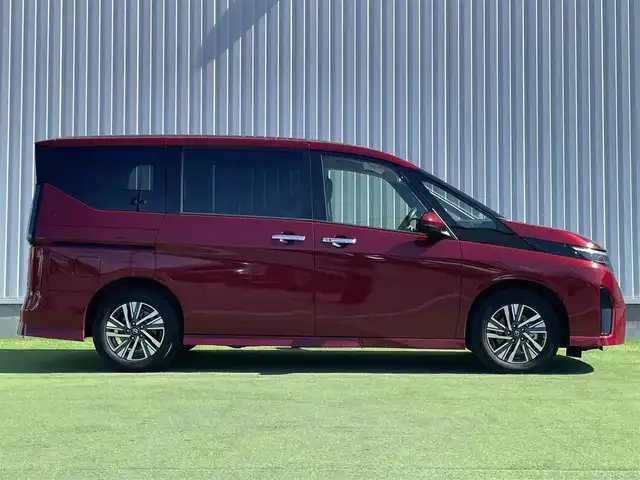 日産 セレナ ハイウェイスター V 香川県 2023(令5)年 1.7万km 赤 登録時走行距離：16792km/純正9型ナビゲーション/【AM/FM/TV/HDMI】/アラウンドビューモニター/衝突被害軽減ブレーキ/LDW（車線逸脱警報）/踏み間違い衝突防止アシスト/ふらつき警報/横滑り防止装置/プロパイロット（ACC）/クリアランスソナー（前後）/ビルトインETC2.0/LEDオートライト/フォグランプ/純正16インチアルミホイール/オートホールド付きブレーキ/後席サンシェード/パーソナルテーブル（2列目・3列目）/スペアキー/スマートキー/プッシュスタート
