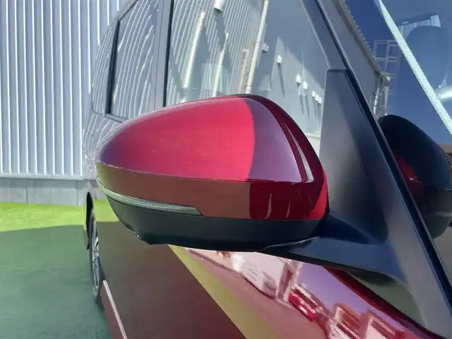 日産 セレナ ハイウェイスター V 香川県 2023(令5)年 1.7万km 赤 登録時走行距離：16792km/純正9型ナビゲーション/【AM/FM/TV/HDMI】/アラウンドビューモニター/衝突被害軽減ブレーキ/LDW（車線逸脱警報）/踏み間違い衝突防止アシスト/ふらつき警報/横滑り防止装置/プロパイロット（ACC）/クリアランスソナー（前後）/ビルトインETC2.0/LEDオートライト/フォグランプ/純正16インチアルミホイール/オートホールド付きブレーキ/後席サンシェード/パーソナルテーブル（2列目・3列目）/スペアキー/スマートキー/プッシュスタート