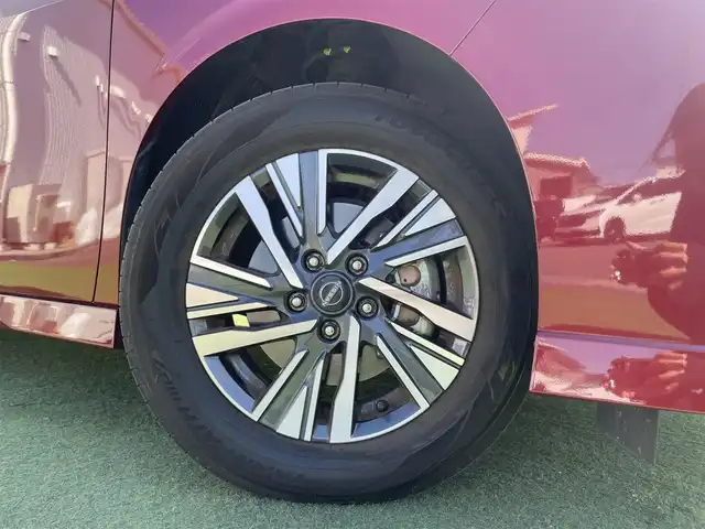 日産 セレナ ハイウェイスター V 香川県 2023(令5)年 1.7万km 赤 登録時走行距離：16792km/純正9型ナビゲーション/【AM/FM/TV/HDMI】/アラウンドビューモニター/衝突被害軽減ブレーキ/LDW（車線逸脱警報）/踏み間違い衝突防止アシスト/ふらつき警報/横滑り防止装置/プロパイロット（ACC）/クリアランスソナー（前後）/ビルトインETC2.0/LEDオートライト/フォグランプ/純正16インチアルミホイール/オートホールド付きブレーキ/後席サンシェード/パーソナルテーブル（2列目・3列目）/スペアキー/スマートキー/プッシュスタート