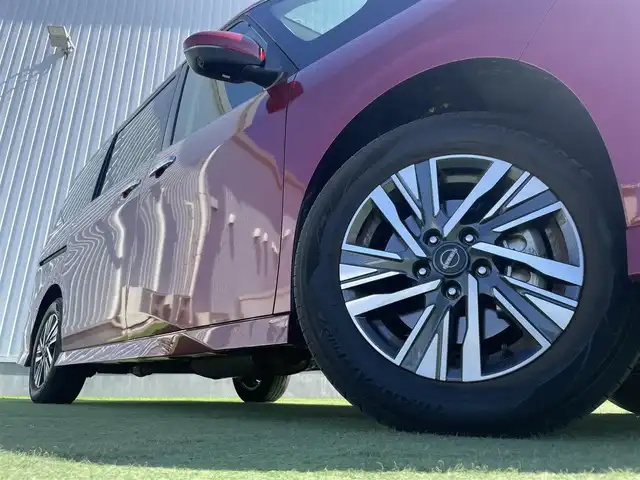 日産 セレナ ハイウェイスター V 香川県 2023(令5)年 1.7万km 赤 登録時走行距離：16792km/純正9型ナビゲーション/【AM/FM/TV/HDMI】/アラウンドビューモニター/衝突被害軽減ブレーキ/LDW（車線逸脱警報）/踏み間違い衝突防止アシスト/ふらつき警報/横滑り防止装置/プロパイロット（ACC）/クリアランスソナー（前後）/ビルトインETC2.0/LEDオートライト/フォグランプ/純正16インチアルミホイール/オートホールド付きブレーキ/後席サンシェード/パーソナルテーブル（2列目・3列目）/スペアキー/スマートキー/プッシュスタート