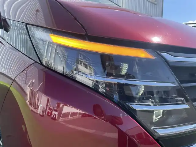 日産 セレナ ハイウェイスター V 香川県 2023(令5)年 1.7万km 赤 登録時走行距離：16792km/純正9型ナビゲーション/【AM/FM/TV/HDMI】/アラウンドビューモニター/衝突被害軽減ブレーキ/LDW（車線逸脱警報）/踏み間違い衝突防止アシスト/ふらつき警報/横滑り防止装置/プロパイロット（ACC）/クリアランスソナー（前後）/ビルトインETC2.0/LEDオートライト/フォグランプ/純正16インチアルミホイール/オートホールド付きブレーキ/後席サンシェード/パーソナルテーブル（2列目・3列目）/スペアキー/スマートキー/プッシュスタート