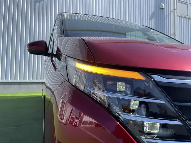 日産 セレナ ハイウェイスター V 香川県 2023(令5)年 1.7万km 赤 登録時走行距離：16792km/純正9型ナビゲーション/【AM/FM/TV/HDMI】/アラウンドビューモニター/衝突被害軽減ブレーキ/LDW（車線逸脱警報）/踏み間違い衝突防止アシスト/ふらつき警報/横滑り防止装置/プロパイロット（ACC）/クリアランスソナー（前後）/ビルトインETC2.0/LEDオートライト/フォグランプ/純正16インチアルミホイール/オートホールド付きブレーキ/後席サンシェード/パーソナルテーブル（2列目・3列目）/スペアキー/スマートキー/プッシュスタート