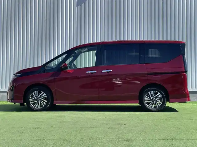 日産 セレナ ハイウェイスター V 香川県 2023(令5)年 1.7万km 赤 登録時走行距離：16792km/純正9型ナビゲーション/【AM/FM/TV/HDMI】/アラウンドビューモニター/衝突被害軽減ブレーキ/LDW（車線逸脱警報）/踏み間違い衝突防止アシスト/ふらつき警報/横滑り防止装置/プロパイロット（ACC）/クリアランスソナー（前後）/ビルトインETC2.0/LEDオートライト/フォグランプ/純正16インチアルミホイール/オートホールド付きブレーキ/後席サンシェード/パーソナルテーブル（2列目・3列目）/スペアキー/スマートキー/プッシュスタート