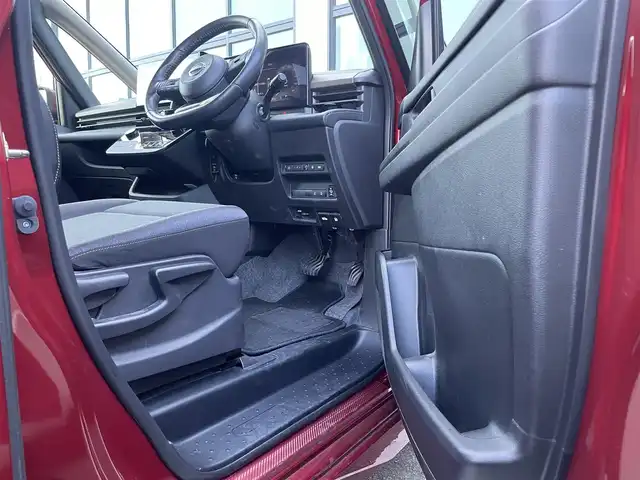 日産 セレナ ハイウェイスター V 香川県 2023(令5)年 1.7万km 赤 登録時走行距離：16792km/純正9型ナビゲーション/【AM/FM/TV/HDMI】/アラウンドビューモニター/衝突被害軽減ブレーキ/LDW（車線逸脱警報）/踏み間違い衝突防止アシスト/ふらつき警報/横滑り防止装置/プロパイロット（ACC）/クリアランスソナー（前後）/ビルトインETC2.0/LEDオートライト/フォグランプ/純正16インチアルミホイール/オートホールド付きブレーキ/後席サンシェード/パーソナルテーブル（2列目・3列目）/スペアキー/スマートキー/プッシュスタート