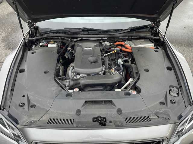 トヨタ クラウン ハイブリッド S Four 岩手県 2021(令3)年 6万km グレー ボディーカラー：特別設定色プレシャスメタル〈1L5〉/4WD/純正ナビ(CD/DVD/SD/ラジオ/Bluetooth)/フルセグテレビ/バックカメラ/プリクラッシュセーフティ/レーンディパーチャーアラート/レーダークルーズコントロール/オートハイビーム/ブラインドスポットモニター/ハーフレザーシート/前席シートヒーター/前席パワーシート/ビルトインETC(2.0)/AC100V電源/コーナーセンサー/リアサンシェード/純正17inアルミホイール/純正フロアマット/スマートキー（×2）/ステアリングスイッチ/ドアバイザー/保証書