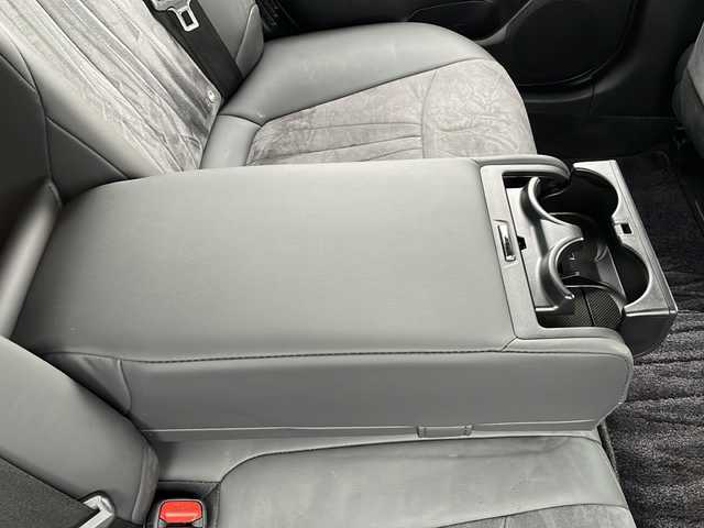 トヨタ クラウン ハイブリッド S Four 岩手県 2021(令3)年 6万km グレー ボディーカラー：特別設定色プレシャスメタル〈1L5〉/4WD/純正ナビ(CD/DVD/SD/ラジオ/Bluetooth)/フルセグテレビ/バックカメラ/プリクラッシュセーフティ/レーンディパーチャーアラート/レーダークルーズコントロール/オートハイビーム/ブラインドスポットモニター/ハーフレザーシート/前席シートヒーター/前席パワーシート/ビルトインETC(2.0)/AC100V電源/コーナーセンサー/リアサンシェード/純正17inアルミホイール/純正フロアマット/スマートキー（×2）/ステアリングスイッチ/ドアバイザー/保証書