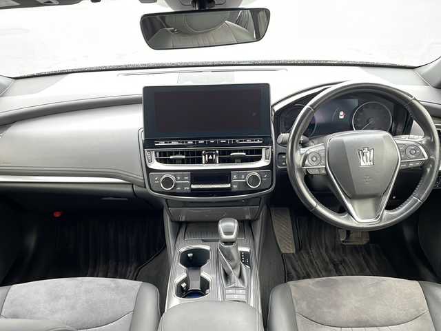 トヨタ クラウン ハイブリッド S Four 岩手県 2021(令3)年 6万km グレー ボディーカラー：特別設定色プレシャスメタル〈1L5〉/4WD/純正ナビ(CD/DVD/SD/ラジオ/Bluetooth)/フルセグテレビ/バックカメラ/プリクラッシュセーフティ/レーンディパーチャーアラート/レーダークルーズコントロール/オートハイビーム/ブラインドスポットモニター/ハーフレザーシート/前席シートヒーター/前席パワーシート/ビルトインETC(2.0)/AC100V電源/コーナーセンサー/リアサンシェード/純正17inアルミホイール/純正フロアマット/スマートキー（×2）/ステアリングスイッチ/ドアバイザー/保証書