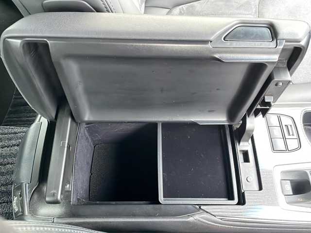 トヨタ クラウン ハイブリッド S Four 岩手県 2021(令3)年 6万km グレー ボディーカラー：特別設定色プレシャスメタル〈1L5〉/4WD/純正ナビ(CD/DVD/SD/ラジオ/Bluetooth)/フルセグテレビ/バックカメラ/プリクラッシュセーフティ/レーンディパーチャーアラート/レーダークルーズコントロール/オートハイビーム/ブラインドスポットモニター/ハーフレザーシート/前席シートヒーター/前席パワーシート/ビルトインETC(2.0)/AC100V電源/コーナーセンサー/リアサンシェード/純正17inアルミホイール/純正フロアマット/スマートキー（×2）/ステアリングスイッチ/ドアバイザー/保証書