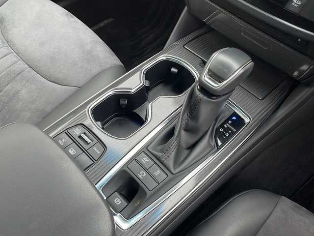 トヨタ クラウン ハイブリッド S Four 岩手県 2021(令3)年 6万km グレー ボディーカラー：特別設定色プレシャスメタル〈1L5〉/4WD/純正ナビ(CD/DVD/SD/ラジオ/Bluetooth)/フルセグテレビ/バックカメラ/プリクラッシュセーフティ/レーンディパーチャーアラート/レーダークルーズコントロール/オートハイビーム/ブラインドスポットモニター/ハーフレザーシート/前席シートヒーター/前席パワーシート/ビルトインETC(2.0)/AC100V電源/コーナーセンサー/リアサンシェード/純正17inアルミホイール/純正フロアマット/スマートキー（×2）/ステアリングスイッチ/ドアバイザー/保証書