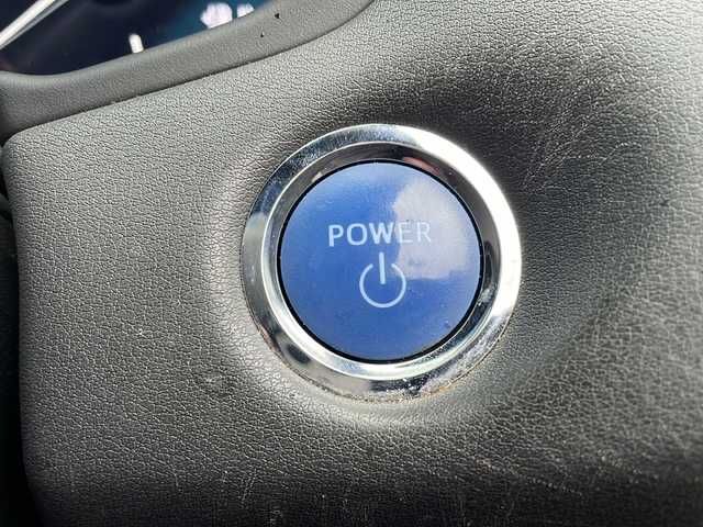 トヨタ クラウン ハイブリッド S Four 岩手県 2021(令3)年 6万km グレー ボディーカラー：特別設定色プレシャスメタル〈1L5〉/4WD/純正ナビ(CD/DVD/SD/ラジオ/Bluetooth)/フルセグテレビ/バックカメラ/プリクラッシュセーフティ/レーンディパーチャーアラート/レーダークルーズコントロール/オートハイビーム/ブラインドスポットモニター/ハーフレザーシート/前席シートヒーター/前席パワーシート/ビルトインETC(2.0)/AC100V電源/コーナーセンサー/リアサンシェード/純正17inアルミホイール/純正フロアマット/スマートキー（×2）/ステアリングスイッチ/ドアバイザー/保証書