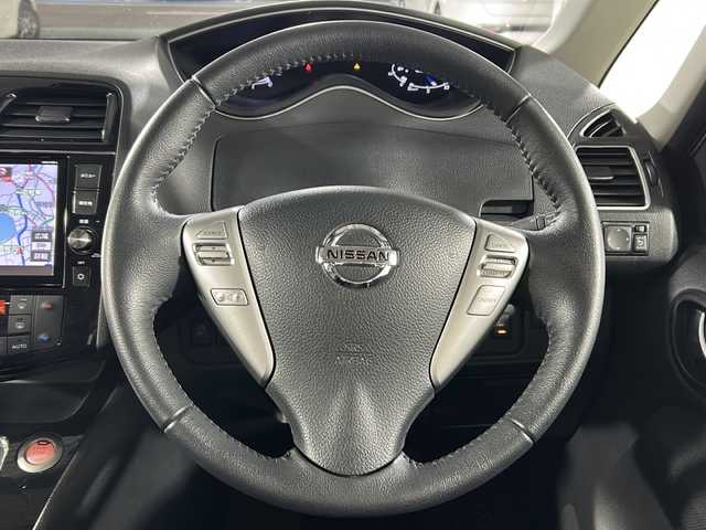 日産 セレナ HWS S HV Vセレ +SeftyⅡ 福岡県 2015(平27)年 1.7万km ブリリアントホワイトパール 禁煙車 /アラウンドビューモニター/バックカメラ /フリップダウンモニター /純正メモリナビ【フルセグTV DVD CD BT】 /横滑り防止装置 /レーンキープアシスト /コーナーセンサー /ビルドインETC
