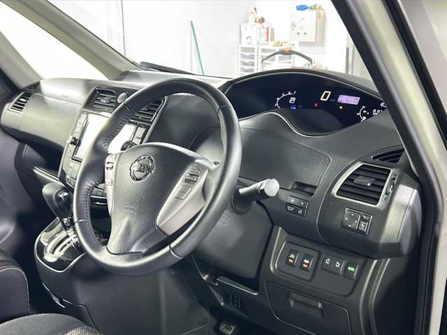 日産 セレナ HWS S HV Vセレ +SeftyⅡ 福岡県 2015(平27)年 1.7万km ブリリアントホワイトパール 禁煙車 /アラウンドビューモニター/バックカメラ /フリップダウンモニター /純正メモリナビ【フルセグTV DVD CD BT】 /横滑り防止装置 /レーンキープアシスト /コーナーセンサー /ビルドインETC