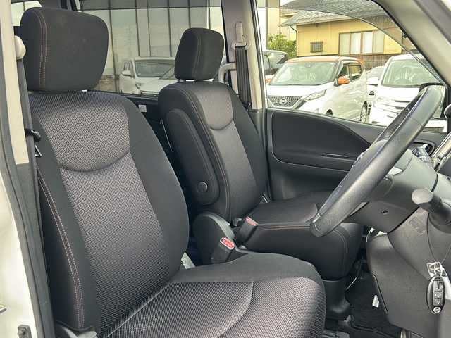 日産 セレナ ハイウェイスター Vセレクション 岐阜県 2012(平24)年 8.9万km ホワイト 純正ナビ　/ＥＴＣ　/前後ドライブレコーダー　/後席モニター　/両側パワースライドドア　/衝突軽減システム　/盗難防止装置　/横滑り防止装置　/アイドリングストップ　/純正１６インチアルミホイール　/プッシュスタート/スマートキー/純正フロアマット