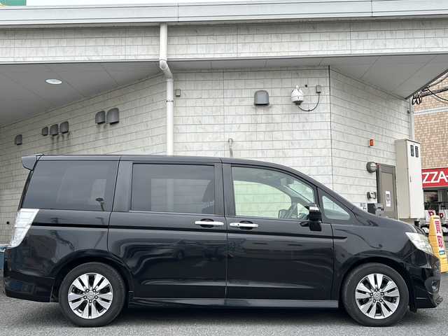 ホンダ ステップワゴン スパーダ Z 神奈川県 2013(平25)年 10.5万km プレミアムスパークルブラックパール 純正9インチSDナビ/【CD/DVD/SD/フルセグTV/BT】/バックカメラ/フリップダウンモニター/純正16インチAW/両側パワースライドドア/アイドリングストップ/パドルシフト/ステアリングスイッチ/ビルトインETC/純正フロアマット/スマートキー/スペアキー/新車時保証書/取扱説明書