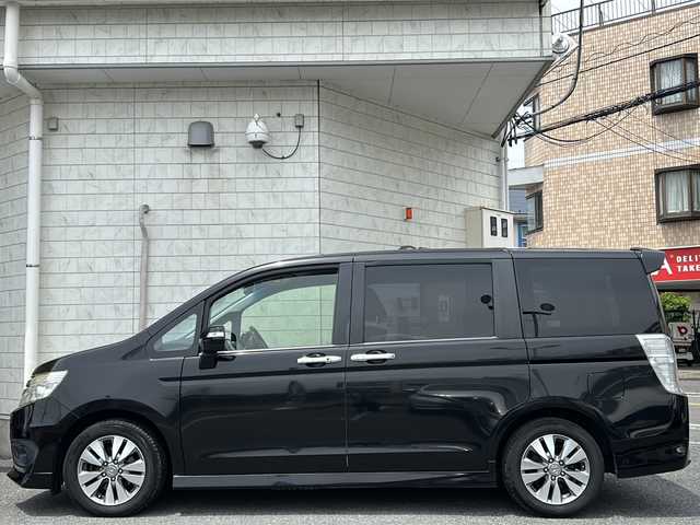 ホンダ ステップワゴン スパーダ Z 神奈川県 2013(平25)年 10.5万km プレミアムスパークルブラックパール 純正9インチSDナビ/【CD/DVD/SD/フルセグTV/BT】/バックカメラ/フリップダウンモニター/純正16インチAW/両側パワースライドドア/アイドリングストップ/パドルシフト/ステアリングスイッチ/ビルトインETC/純正フロアマット/スマートキー/スペアキー/新車時保証書/取扱説明書