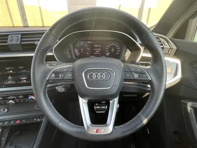アウディ Ｑ３ 35TDIクワトロ Sライン 石川県 2021(令3)年 1.2万km 白 グレー革シート/シートヒーター/衝突軽減Ｂ/アダプティブクルーズコントロール/ブラインドスポットモニター/純正ナビ/フルセグＴＶ/Ｂａｎｇ＆Ｏｌｆｕｓｅｎ/３６０カメラ/クリアランスソナー/電動リアゲート/ＬＥＤヘッドライト/アンビエントライト