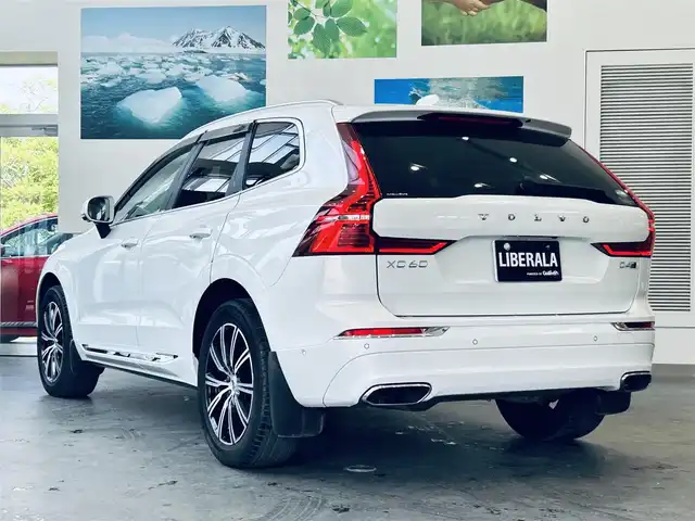 ボルボ ＸＣ６０ D4 AWD インスクリプション 大阪府 2019(令1)年 3万km クリスタルホワイトP ハーマンカードン/HUD/黒革/メモリ付きパワーシート/エアシートヒーター/ステアリングヒーター/ACC/BLIS/純正ナビ/TV/３６０度カメラ/applecarplay/純正19インチAW/LEDヘッドライト/電動リアゲート/自動駐車