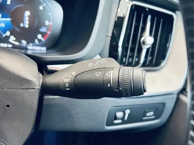 ボルボ ＸＣ６０ D4 AWD インスクリプション 大阪府 2019(令1)年 3万km クリスタルホワイトP ハーマンカードン/HUD/黒革/メモリ付きパワーシート/エアシートヒーター/ステアリングヒーター/ACC/BLIS/純正ナビ/TV/３６０度カメラ/applecarplay/純正19インチAW/LEDヘッドライト/電動リアゲート/自動駐車