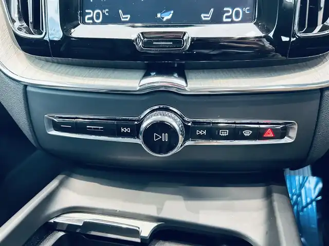 ボルボ ＸＣ６０ D4 AWD インスクリプション 大阪府 2019(令1)年 3万km クリスタルホワイトP ハーマンカードン/HUD/黒革/メモリ付きパワーシート/エアシートヒーター/ステアリングヒーター/ACC/BLIS/純正ナビ/TV/３６０度カメラ/applecarplay/純正19インチAW/LEDヘッドライト/電動リアゲート/自動駐車