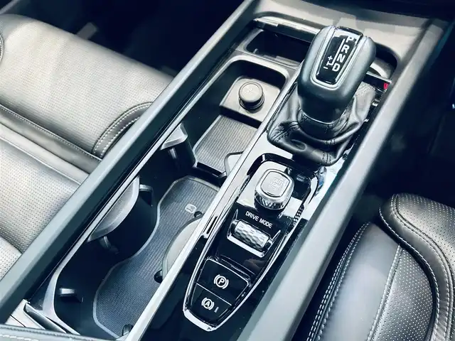 ボルボ ＸＣ６０ D4 AWD インスクリプション 大阪府 2019(令1)年 3万km クリスタルホワイトP ハーマンカードン/HUD/黒革/メモリ付きパワーシート/エアシートヒーター/ステアリングヒーター/ACC/BLIS/純正ナビ/TV/３６０度カメラ/applecarplay/純正19インチAW/LEDヘッドライト/電動リアゲート/自動駐車