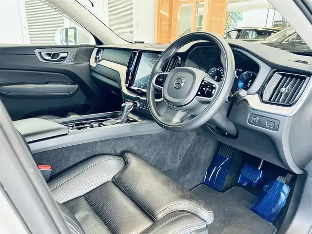 ボルボ ＸＣ６０ D4 AWD インスクリプション 大阪府 2019(令1)年 3万km クリスタルホワイトP ハーマンカードン/HUD/黒革/メモリ付きパワーシート/エアシートヒーター/ステアリングヒーター/ACC/BLIS/純正ナビ/TV/３６０度カメラ/applecarplay/純正19インチAW/LEDヘッドライト/電動リアゲート/自動駐車