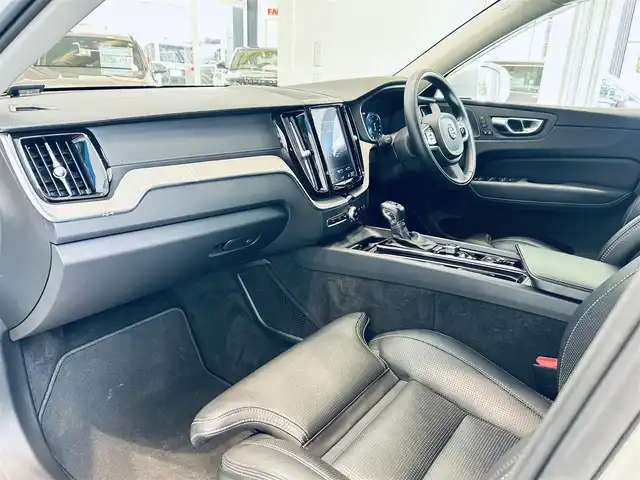 ボルボ ＸＣ６０ D4 AWD インスクリプション 大阪府 2019(令1)年 3万km クリスタルホワイトP ハーマンカードン/HUD/黒革/メモリ付きパワーシート/エアシートヒーター/ステアリングヒーター/ACC/BLIS/純正ナビ/TV/３６０度カメラ/applecarplay/純正19インチAW/LEDヘッドライト/電動リアゲート/自動駐車