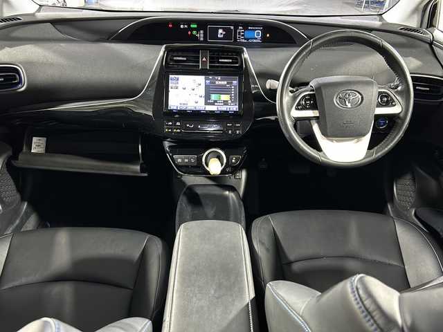 トヨタ プリウス S ツーリングセレクション 沖縄県 2016(平28)年 12.7万km アティチュードブラックマイカ 純正９インチナビ（ＢＴ，フルセグ，ラジオ，ＣＤ／ＤＶＤ）　/バックカメラ/シートヒーター　/レザーシート　/オートライト/純正フロアマット/カーテンエアバッグ/社外18インチアルミホイール　/エアロパーツ(フロント/リアアンダー)/ＬＥＤヘッドライト　/ステアリングスイッチ　/スマートキー
