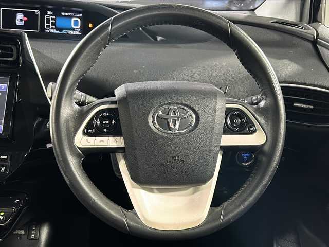 トヨタ プリウス S ツーリングセレクション 沖縄県 2016(平28)年 12.7万km アティチュードブラックマイカ 純正９インチナビ（ＢＴ，フルセグ，ラジオ，ＣＤ／ＤＶＤ）　/バックカメラ/シートヒーター　/レザーシート　/オートライト/純正フロアマット/カーテンエアバッグ/社外18インチアルミホイール　/エアロパーツ(フロント/リアアンダー)/ＬＥＤヘッドライト　/ステアリングスイッチ　/スマートキー