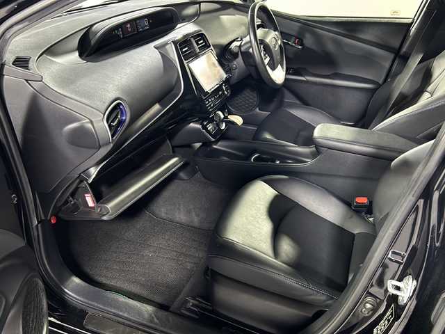 トヨタ プリウス S ツーリングセレクション 沖縄県 2016(平28)年 12.7万km アティチュードブラックマイカ 純正９インチナビ（ＢＴ，フルセグ，ラジオ，ＣＤ／ＤＶＤ）　/バックカメラ/シートヒーター　/レザーシート　/オートライト/純正フロアマット/カーテンエアバッグ/社外18インチアルミホイール　/エアロパーツ(フロント/リアアンダー)/ＬＥＤヘッドライト　/ステアリングスイッチ　/スマートキー