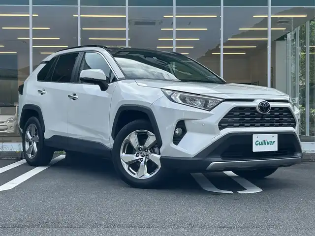 トヨタ ＲＡＶ４ G 愛媛県 2021(令3)年 3.1万km ホワイトパールクリスタルシャイン パノラマムーンルーフ/純正９インチディスプレイオーディオ(ナビ機能有)/・FM/AMラジオ/・Bluetooth/・AppleCarPlay/AndroidAuto/・USB/フルセグTV/パノラミックビューモニター/ビルトインETC/ダイナミックトルクコントロール4WD/プッシュ式マルチテレインセレクト/トヨタセーフティセンス/・プリクラッシュセーフティ/・レーントレーシングアシストポート/・レーダークルーズコントロール/・オートマチックハイビーム/・ロードサインアシスト/先行車発進お知らせ機能/インテリジェントクリアランスソナー/リアクロストラフィックオートブレーキ/ブラインドスポットモニター/パワーバックドア/３灯式LEDヘッドランプ/純正１８インチアルミホイール/ルーフレール/自動防眩インナーミラー/合皮シート/パワーシート【運転席】/快適温熱シート【運転席/助手席】/ステアリングヒーター/スマートエントリー/スタートシステム/取扱説明書/スペアキー１本