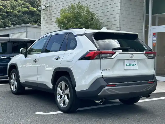 トヨタ ＲＡＶ４ G 愛媛県 2021(令3)年 3.1万km ホワイトパールクリスタルシャイン パノラマムーンルーフ/純正９インチディスプレイオーディオ(ナビ機能有)/・FM/AMラジオ/・Bluetooth/・AppleCarPlay/AndroidAuto/・USB/フルセグTV/パノラミックビューモニター/ビルトインETC/ダイナミックトルクコントロール4WD/プッシュ式マルチテレインセレクト/トヨタセーフティセンス/・プリクラッシュセーフティ/・レーントレーシングアシストポート/・レーダークルーズコントロール/・オートマチックハイビーム/・ロードサインアシスト/先行車発進お知らせ機能/インテリジェントクリアランスソナー/リアクロストラフィックオートブレーキ/ブラインドスポットモニター/パワーバックドア/３灯式LEDヘッドランプ/純正１８インチアルミホイール/ルーフレール/自動防眩インナーミラー/合皮シート/パワーシート【運転席】/快適温熱シート【運転席/助手席】/ステアリングヒーター/スマートエントリー/スタートシステム/取扱説明書/スペアキー１本